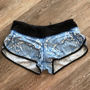 Lululemon shorts size 6